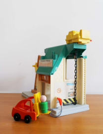 Vintage Fisher Price lift and load depot. Retro speelgoed