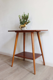 Houten vintage bijzettafel met dubbel blad. Retro Mid Century design tafel