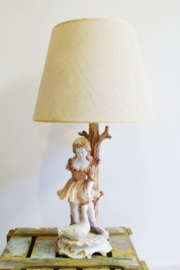 Tuttige vintage lamp van een meisje met gans. Keramieken tafellamp van Bassano