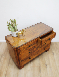 Antieke ladekast met glasplaat. Houten vintage kast met lades