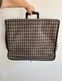 Vintage kledingtas met handvat en hanger. Retro reistas / kledinghoes