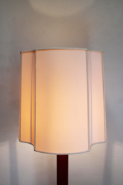 Houten vintage schemerlamp met beige kap. Scandinavische retro vloerlamp