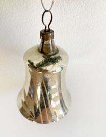 Glazen vintage kerstbal - belletje. Antieke zilveren kerstklokje