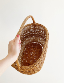 Rieten vintage mand met hengsel. Bohemien rotan mandje / picknickmand