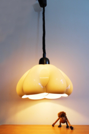 Toffe vintage lamp met kunststof kap. Retro design hanglamp