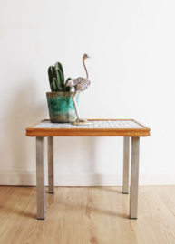 Vintage tafeltje met tegeltjes blad. Retro plantentafel/bijzettafel