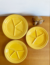 8 aardewerk vintage fondue borden. Set gele retro bordjes.