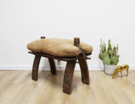 Vintage kamelenzadel kruk met bruin kussen. Houten Boho voetenbankje
