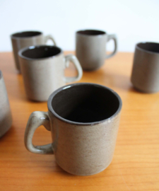 Set van 6 stenen vintage kopjes. Bruine retro koffie koppen