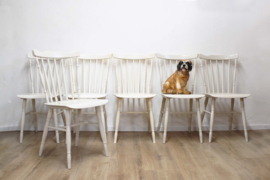 Set van 6 vintage spijlenstoelen. Houten witte retro stoelen