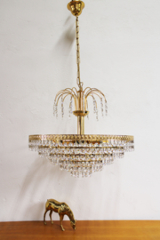 Grote vintage kroonluchter met pegels. Goudkleurige Hollywood Regency hanglamp
