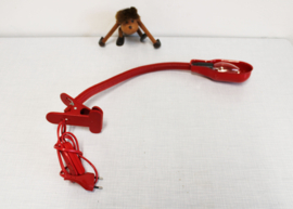 Rode vintage klemlamp. Retro design lamp in Hebi stijl.