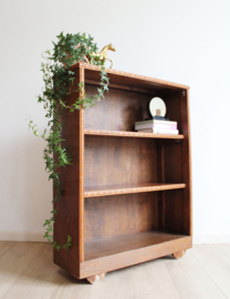Antiek boekenkastje. Houten vintage kast met planken.
