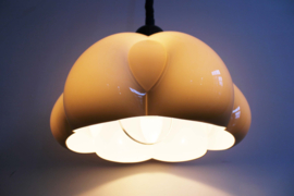 Toffe vintage lamp met kunststof kap. Retro design hanglamp