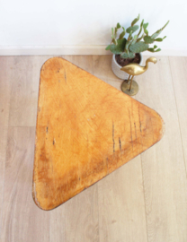 Vintage bijzettafel in driehoek vorm, opknapper. Houten retro tafeltje
