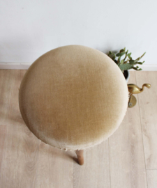 Vintage krukje met stoffen zitting. Houten retro kruk, Thonet?