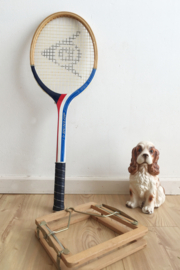 Houten retro tennisracket in regaal. Vintage Dunlop racket