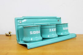 Vintage turquoise emaillen zand-zeep-soda rek. Origneel retro plankje met potten.