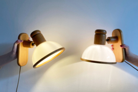 Set houten vintage wandlampjes met witte kap. Retro design lamp - Steinhauer.