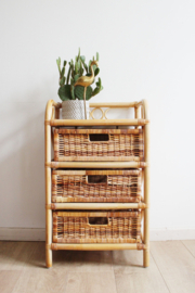 Rotan vintage kastje met 3 lades. Boho nachtkastje / retro ladekast