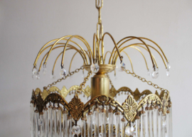 Goudkleurige vintage kroonluchter met lange pegels. Hollywood Regency hanglamp