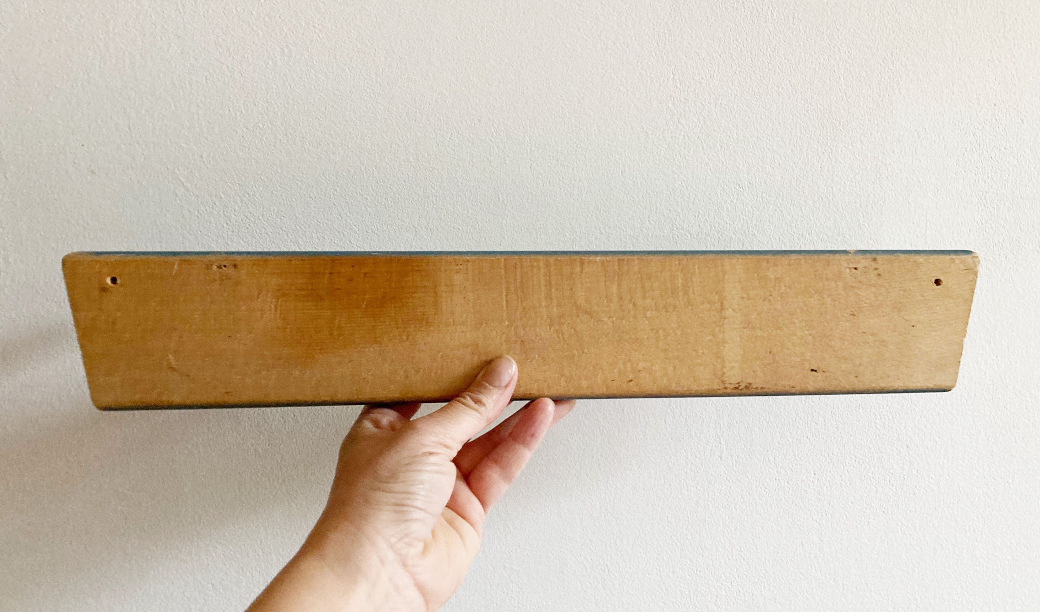 Blauwe vintage kapstok met gele haken. Houten retro kapstokje voor kids