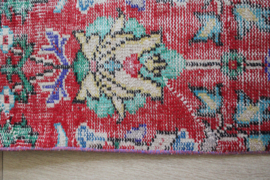 Oosterse rode vintage loper. Lang Boho tapijt / vloerkleed met bloemen