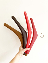 4 vintage kledinghangers, skai leer. Set retro kleerhangers / kapstokjes