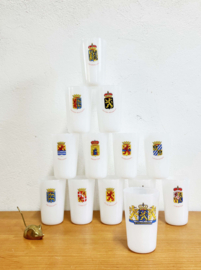 Set van 13 vintage glazen met Nederlandse provincies. Retro bekers van melkglas.
