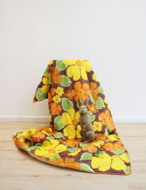 Vintage slaapzak met seventies patroon. Retro sprei in geel/bruin/oranje