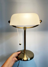 Witte klassieke bankiers/ notarislamp. Goudkleurige bureaulamp
