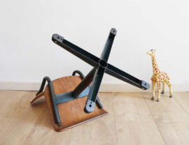 Hout/metalen vintage schoolstoel. Retro stoeltje - zithoogte 34 cm