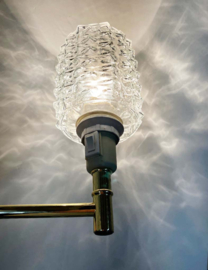 Goudkleurig vintage wandlampje met glazen kap. Hollywood Regency stijl lamp