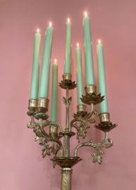 Grote antieke zeven-arms kandelaar. Goudkleurige (messing - brons?) kandelaber / kaarsenhouder