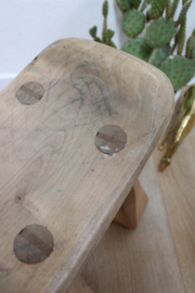 Laag houten krukje in Brutalist stijl. Massieve retro kruk / stool