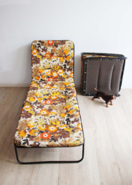 Set vintage stretchers met bloemen. Retro veldbed / opklapbed / logeerbed
