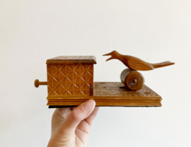 Houten vintage sigarettendoos met vogel.  Handgesneden doosje met mechanische vogel