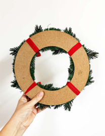 Vintage kerstkrans met dennenappels, fruit en rode linten. Retro kerstversiering