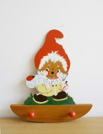 Vintage kapstok met kabouter. Houten retro kapstokje voor kids