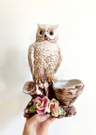 Super-kitsch bloempot met uil, Capodimonte? Vintage pot met bloemen en vogel