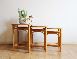 Set van 3  rotan bijzet tafels met houten blad. Vintage tafeltjes / mimiset