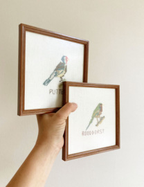 Set vintage borduurwerkjes met vogels. Geborduurde 'schilderijtjes', putter en roodborst