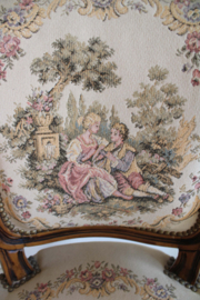 Antieke barok fauteuil met bloemen bekleding. Houten vintage Queen Ann stoel.