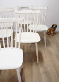 Set van 6 vintage spijlenstoelen. Houten witte retro stoelen