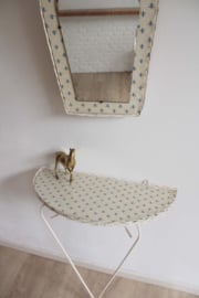 Romantisch wandtafeltje met spiegel. Vintage  kaptafeltje/ spiegeltje met planchet.