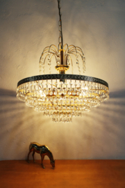 Grote vintage kroonluchter met pegels. Goudkleurige Hollywood Regency hanglamp