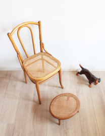 Houten vintage stoeltje met voetenbank, Thonet stijl. Retro cafe stoel, nr 56