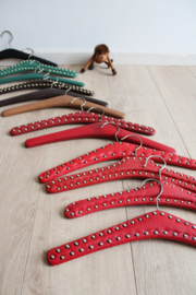 12 vintage kledinghangers van skai leer. Set retro kleerhangers o.a. met studs