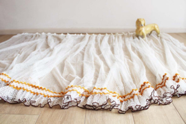 Witte vintage vitrage met oranje/bruine rand. Retro gordijn.