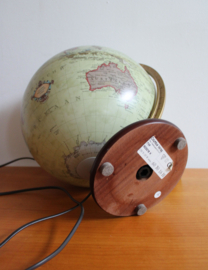 Vintage wereldbol met verlichting. Columbus Renaissance globe